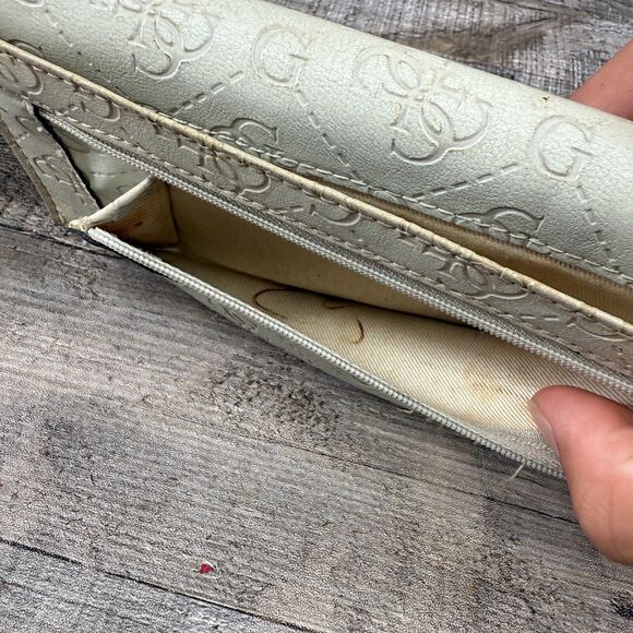 Guess White Leather Wallet - Picture 10 of 16